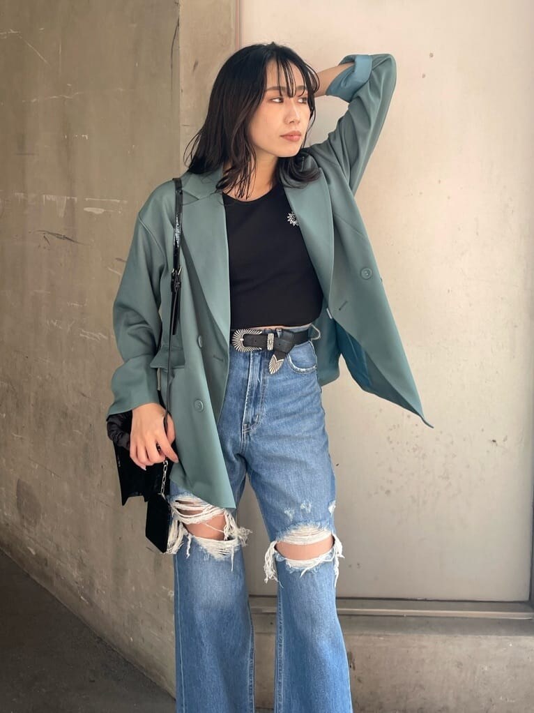 ブラック系のブーツ、ブルー系のデニムパンツ、ブラック系のTシャツ/カットソーを着用したレディースの春コーディネートの3枚目の写真