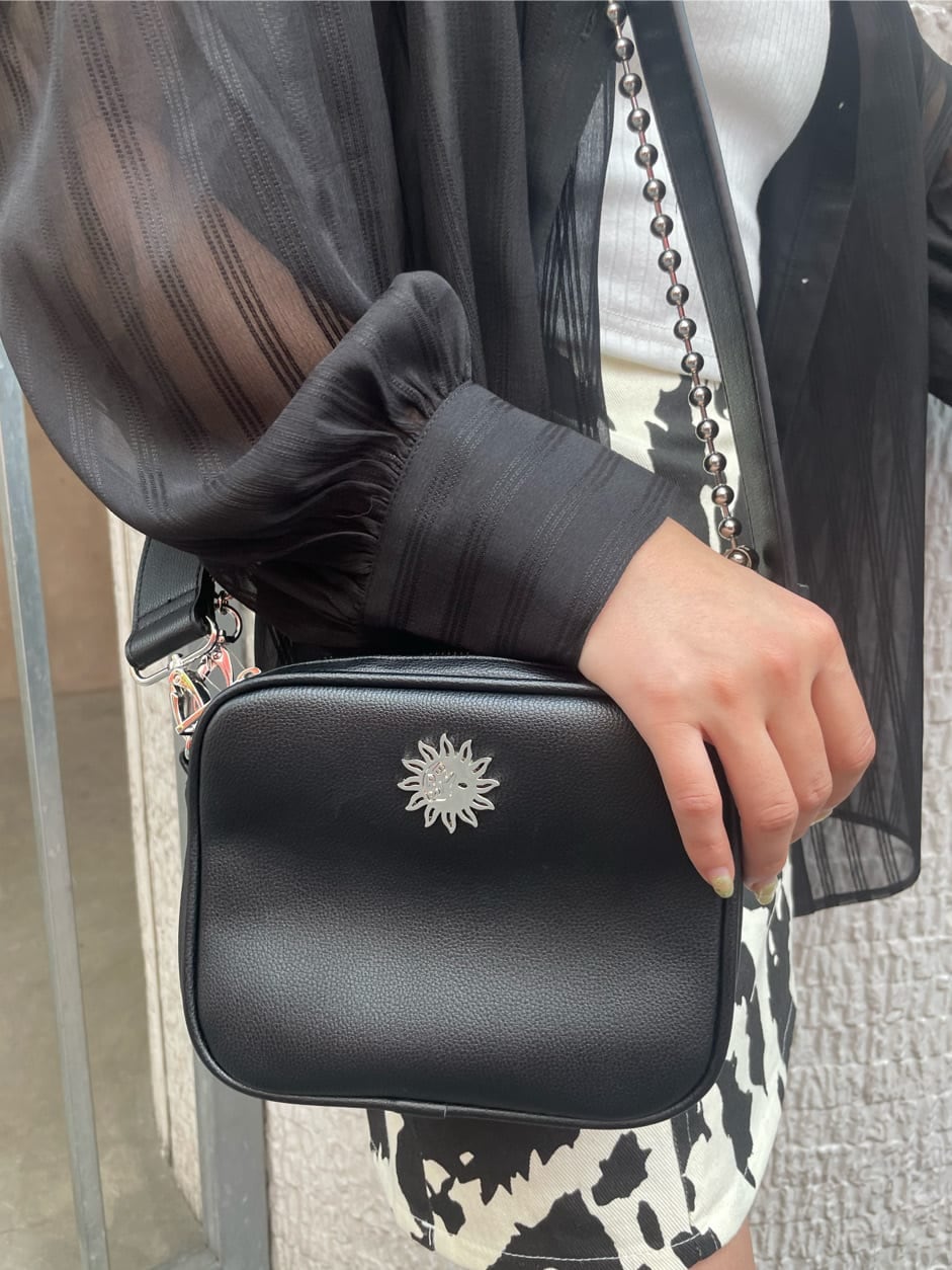 ブラック系のブーツ、ブラック系のシャツ/ブラウス、ブラック系のショルダーバッグを着用したレディースの夏コーディネートの6枚目の写真