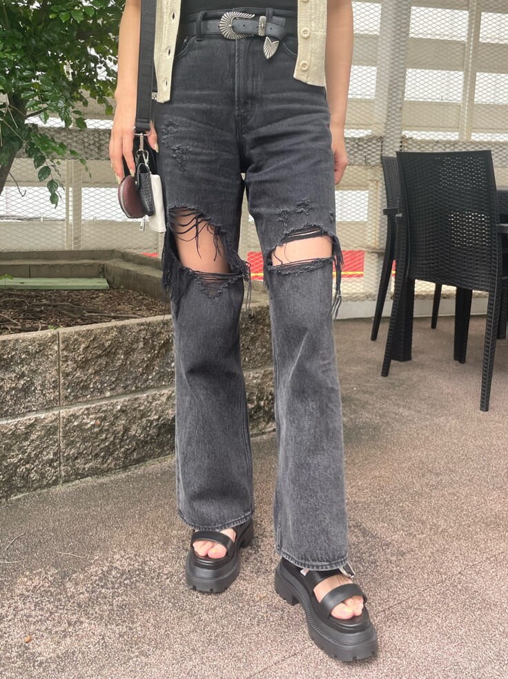 ブラック系のデニムパンツ、ブラック系のキャミソール、ホワイト系のカーディガン/ボレロを着用したレディースの春コーディネートの6枚目の写真