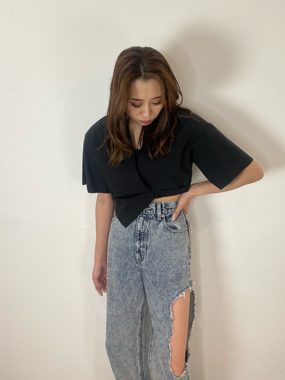 ブルー系のデニムパンツ、ブラック系のシャツ/ブラウス、ブラック系のスニーカーを着用したレディースの夏コーディネートの4枚目の写真