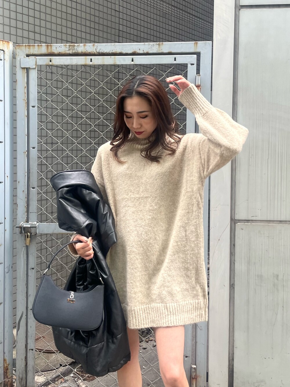 ベージュ系のワンピース、ブラック系のブーツ、ブラック系のハンドバッグを着用したレディースの秋コーディネートの7枚目の写真