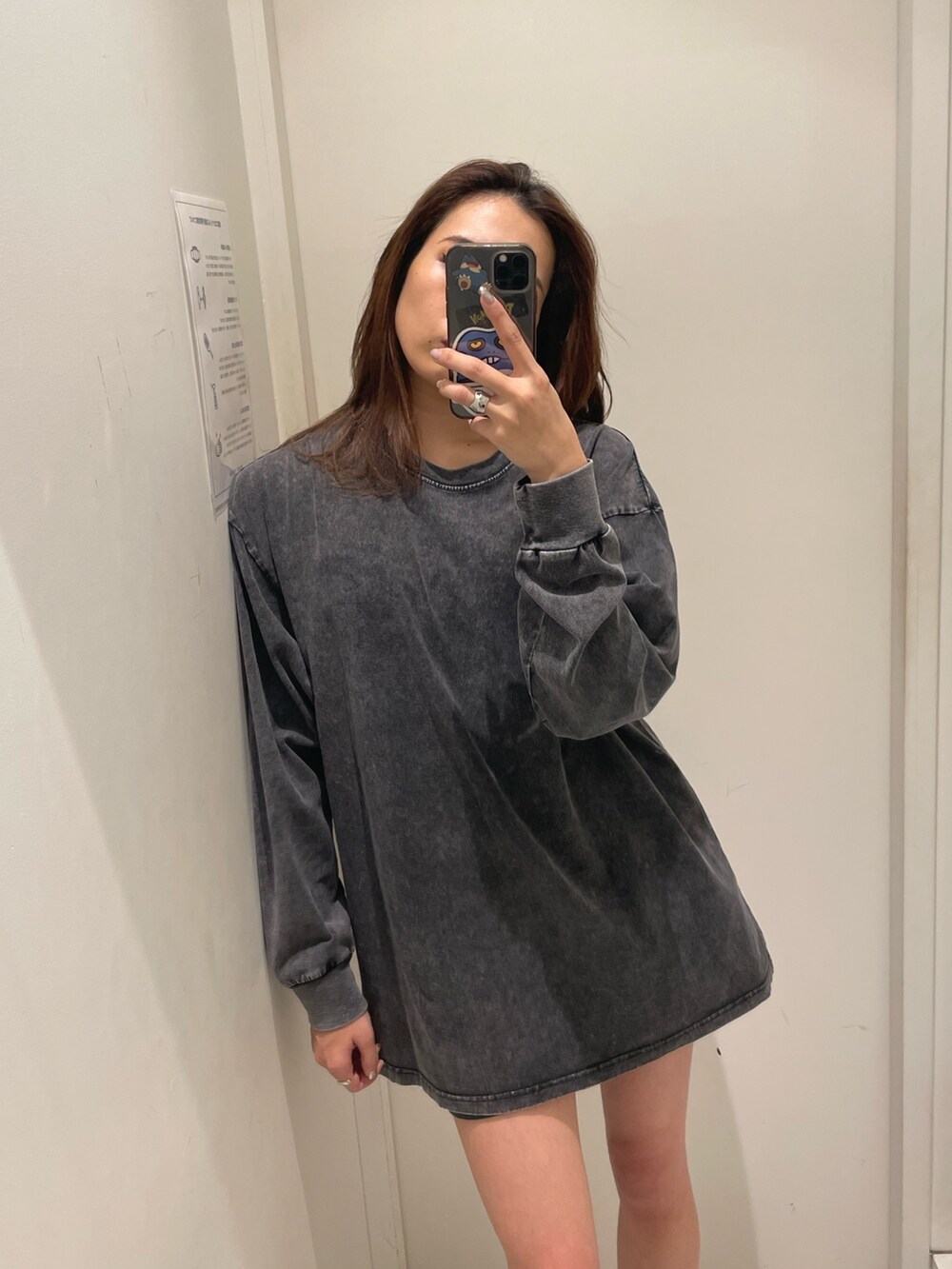 ブラック系のブーツ、グレー系のTシャツ/カットソーを着用したレディースの冬コーディネートの3枚目の写真