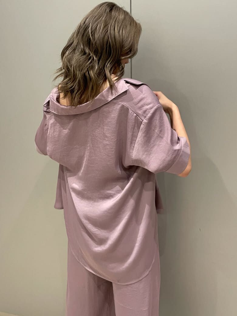 パープル系のシャツ/ブラウス、ブラック系のサンダル、パープル系のその他パンツを着用したレディースの夏コーディネートの5枚目の写真