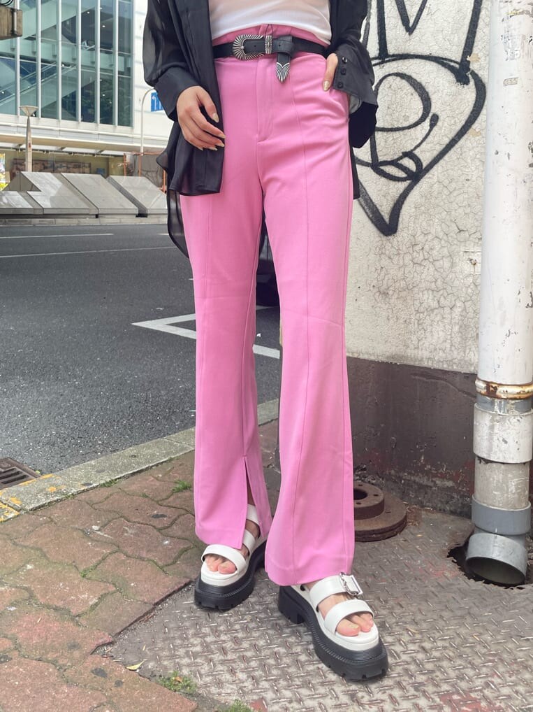 ピンク系のその他パンツ、ブラック系のシャツ/ブラウス、ホワイト系のキャミソールを着用したレディースの夏コーディネートの8枚目の写真