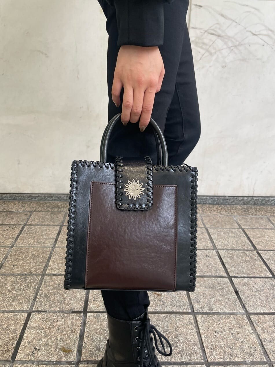 ブラック系のブーツ、ブラック系のデニムパンツ、ブラック系のショルダーバッグを着用したレディースの秋コーディネートの8枚目の写真