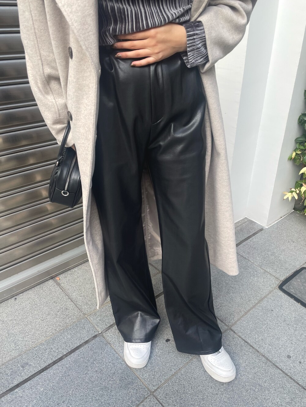 グレー系のTシャツ/カットソー、ホワイト系のショルダーバッグ、ホワイト系のその他アウターを着用したレディースの秋コーディネートの7枚目の写真