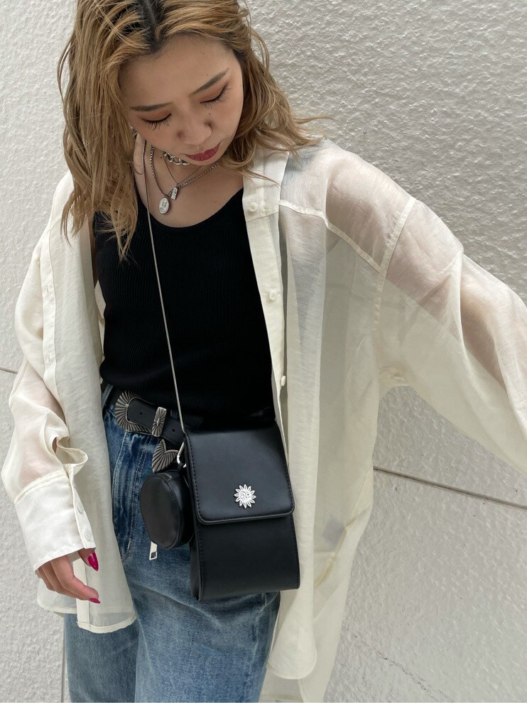 ホワイト系のシャツ/ブラウス、ブラック系のサンダル、ブルー系のデニムパンツを着用したレディースの夏コーディネートの6枚目の写真