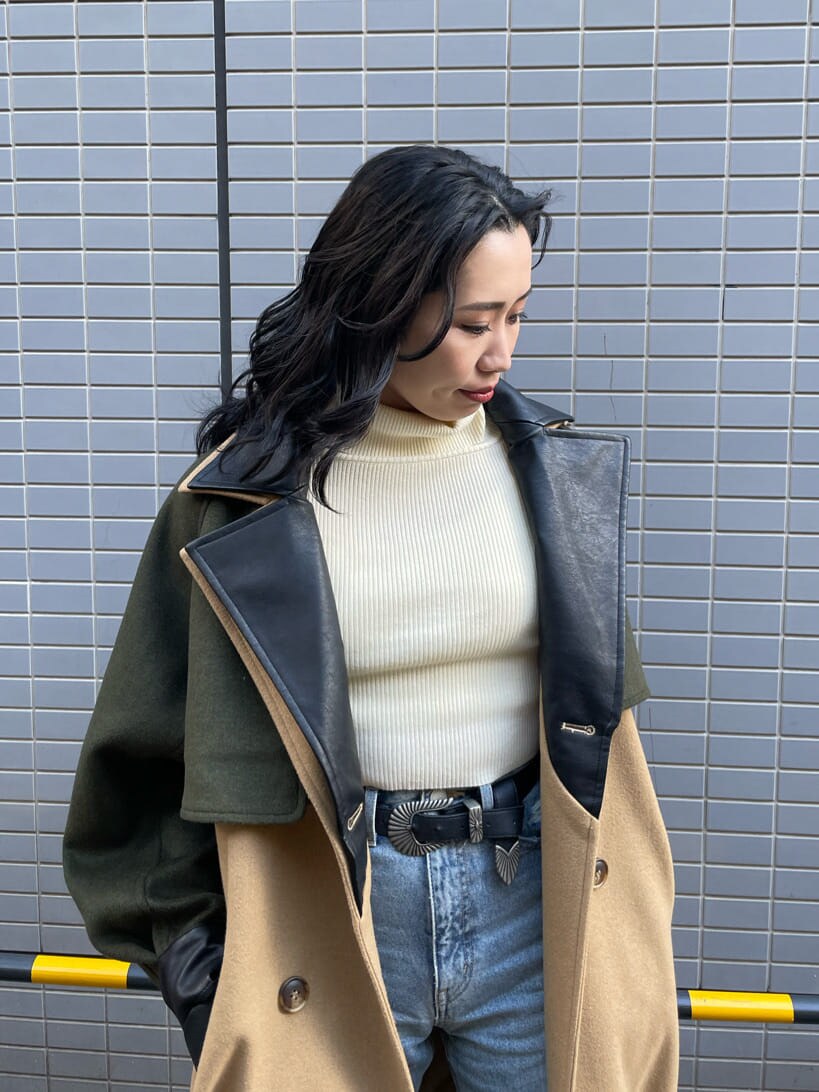 ブルー系のデニムパンツ、ブラック系のブーツ、ホワイト系のニット/セーターを着用したレディースの冬コーディネートの4枚目の写真