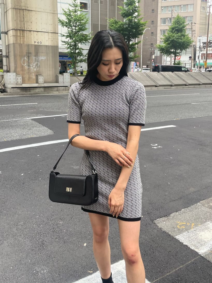 ブラック系のワンピース、ブラック系のショルダーバッグ、ブラック系のサンダルを着用したレディースの夏コーディネートの3枚目の写真