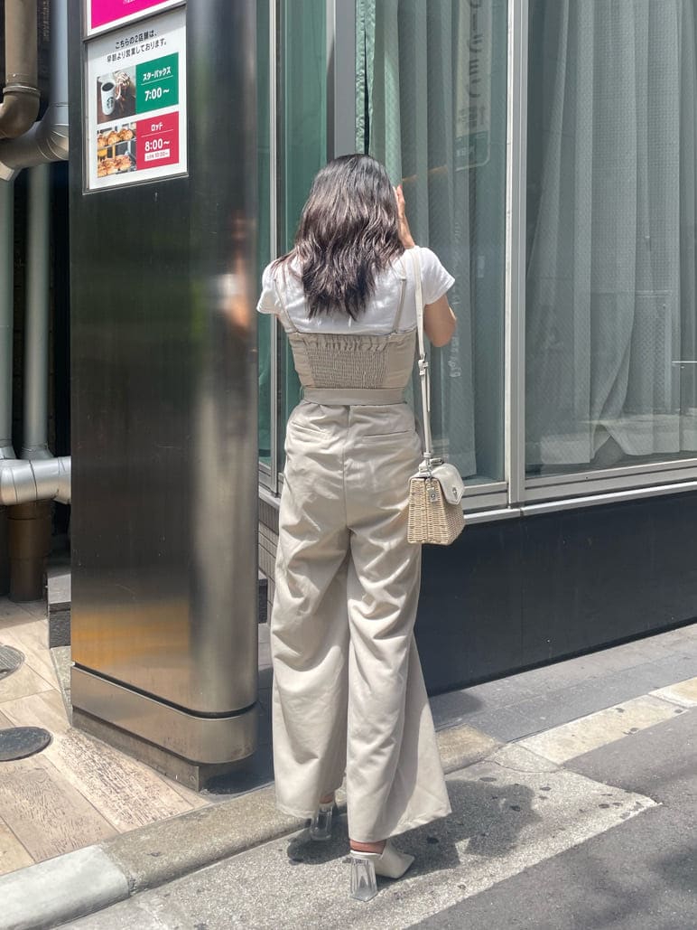 ホワイト系のTシャツ/カットソー、ホワイト系のサロペット/オーバーオール、ホワイト系のサンダルを着用したレディースの夏コーディネートの3枚目の写真