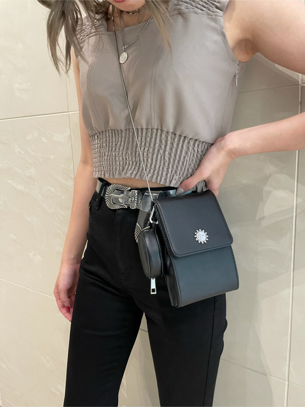 ベージュ系のシャツ/ブラウス、ブラック系のサンダル、ブラック系のデニムパンツを着用したレディースの春コーディネートの6枚目の写真