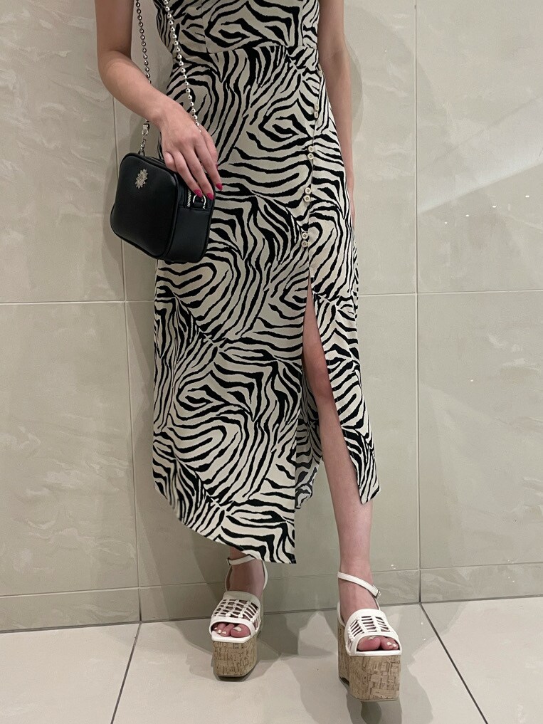 ホワイト系のTシャツ/カットソー、ホワイト系のサンダル、シルバー系のネックレスを着用したレディースの春コーディネートの7枚目の写真