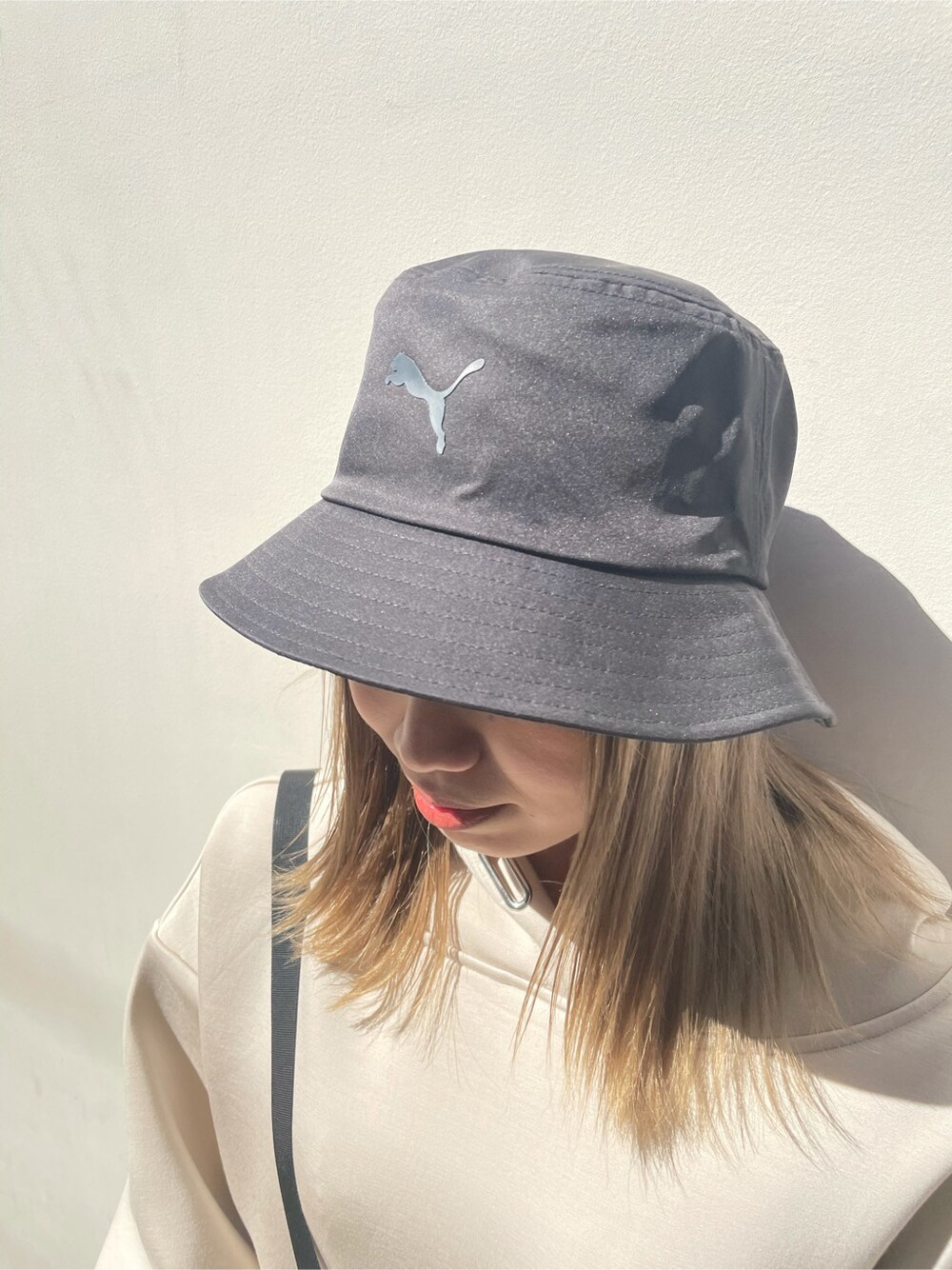 ブラック系のスカート、ブラック系のポーチを着用したレディースの春コーディネートの6枚目の写真