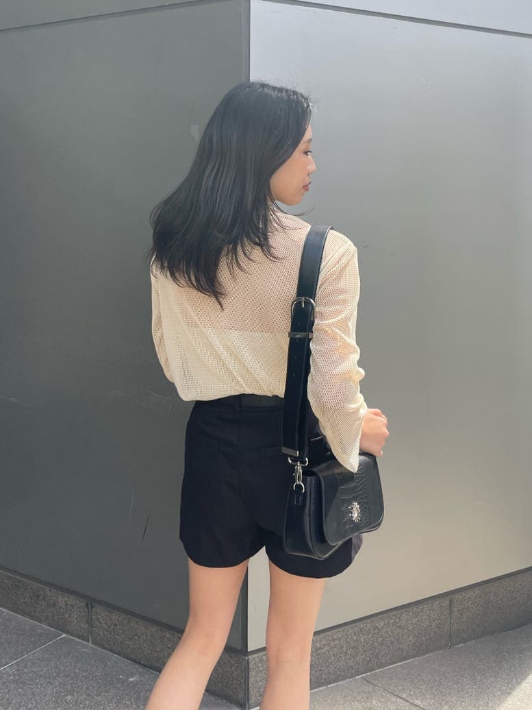 ブラック系のブーツ、ブラック系のその他パンツ、ホワイト系のTシャツ/カットソーを着用したレディースの春コーディネートの5枚目の写真