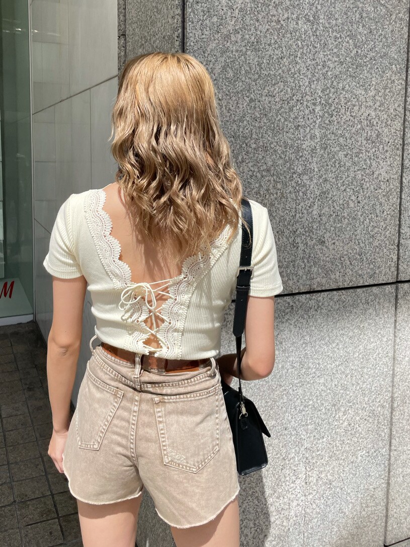 ブラック系のショルダーバッグ、ベージュ系のデニムパンツ、ホワイト系のTシャツ/カットソーを着用したレディースの春コーディネートの2枚目の写真