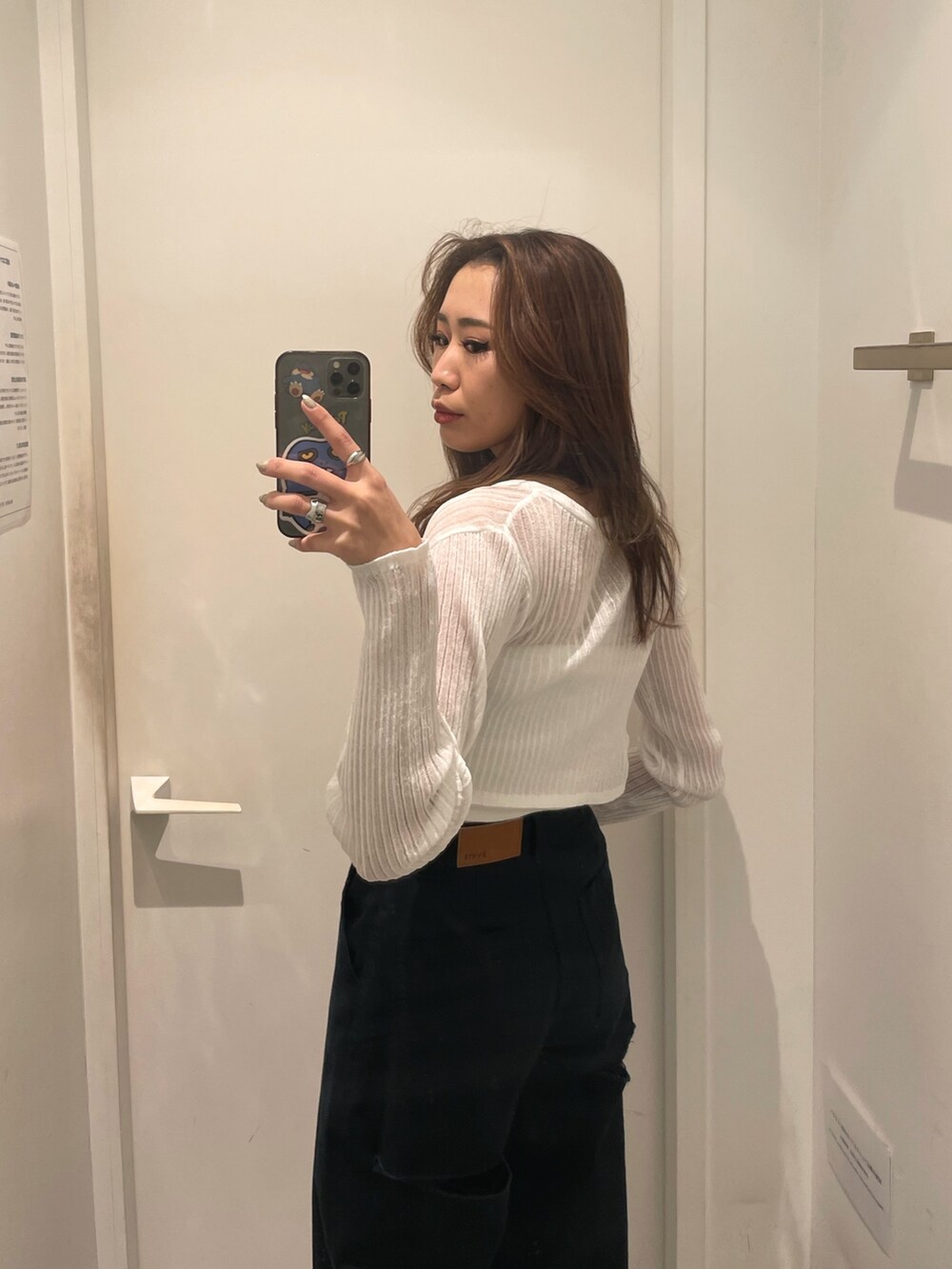 ブラック系のその他パンツ、ブラック系のブーツ、ホワイト系のカーディガン/ボレロを着用したレディースの春コーディネートの5枚目の写真