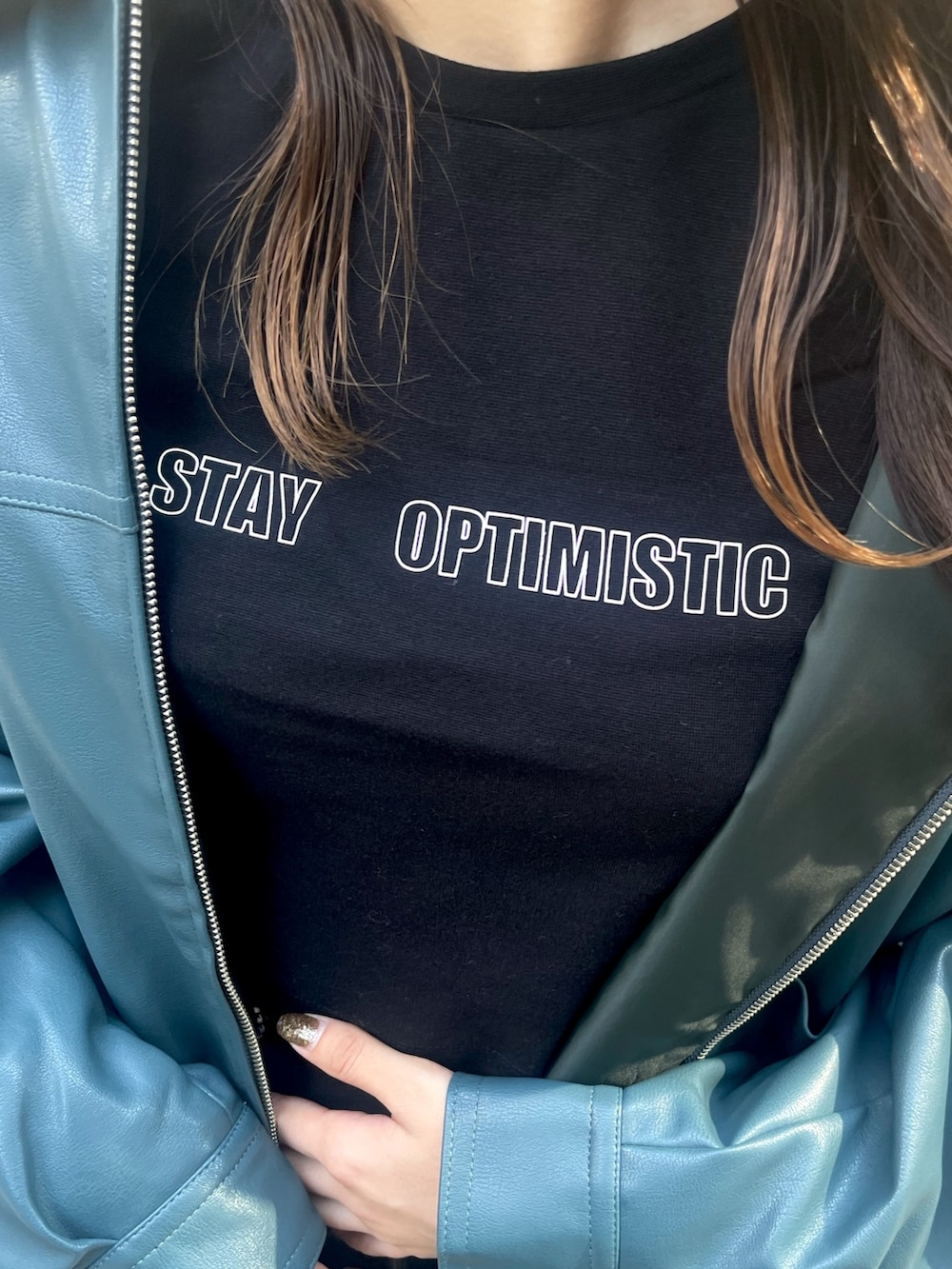 ホワイト系のショルダーバッグ、ブラック系のスカート、ブラック系のTシャツ/カットソーを着用したレディースの秋コーディネートの6枚目の写真