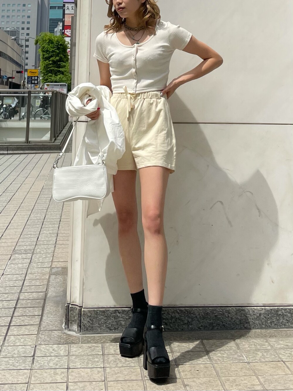 ホワイト系のシャツ/ブラウス、ブラック系のサンダル、シルバー系のネックレスを着用したレディースの春コーディネートの2枚目の写真