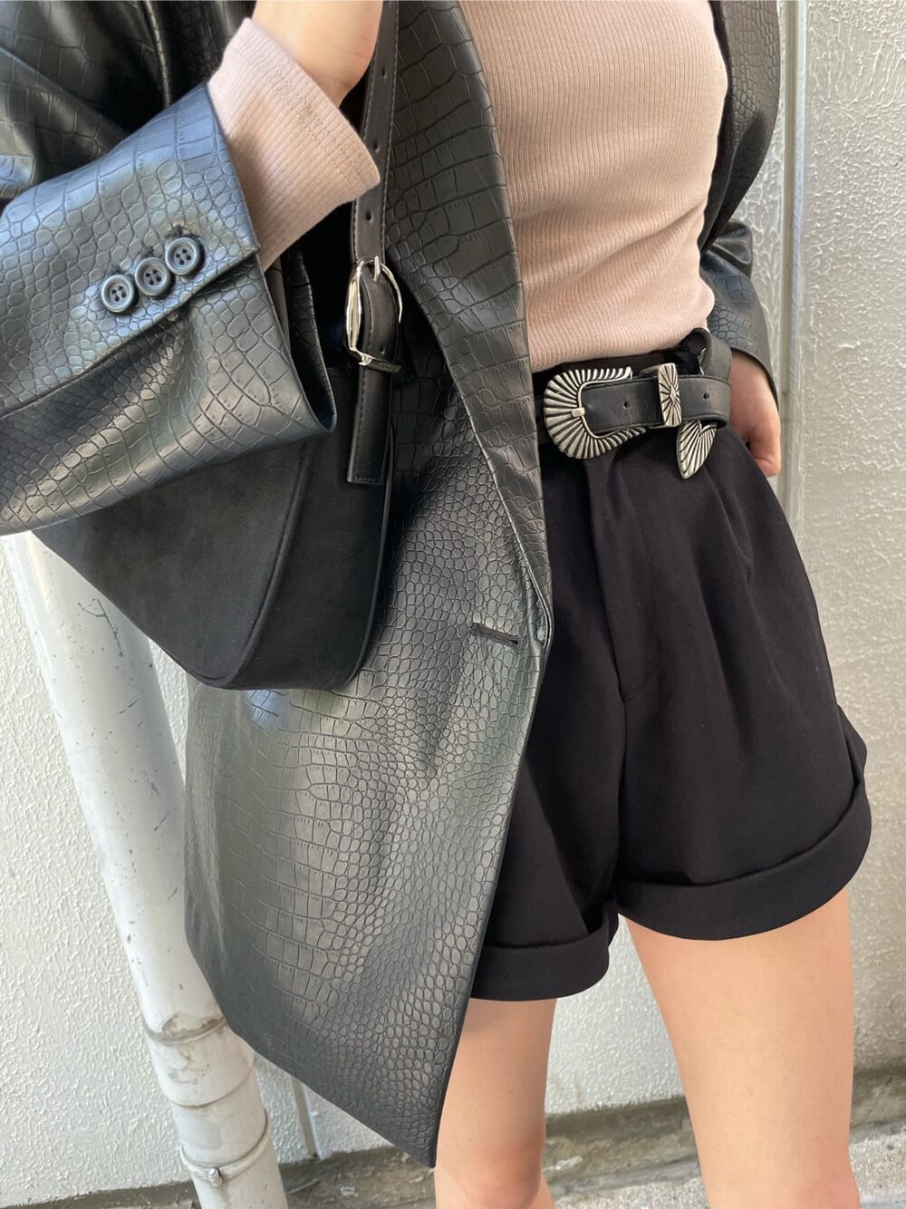 ブラック系のブーツ、ブラック系のショルダーバッグ、ブラック系のその他パンツを着用したレディースの秋コーディネートの5枚目の写真