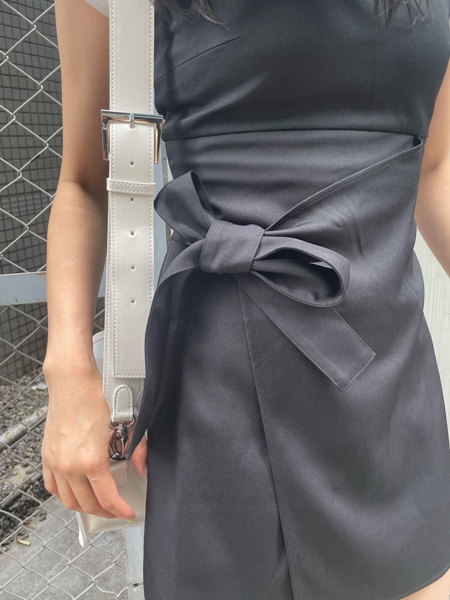 ホワイト系のTシャツ/カットソー、ブラック系のサロペット/オーバーオール、ホワイト系のショルダーバッグを着用したレディースの夏コーディネートの4枚目の写真