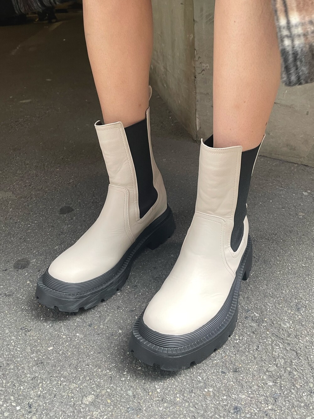 グレー系のその他アウター、ブラック系のニット/セーター、ブラック系のその他パンツを着用したレディースの冬コーディネートの8枚目の写真