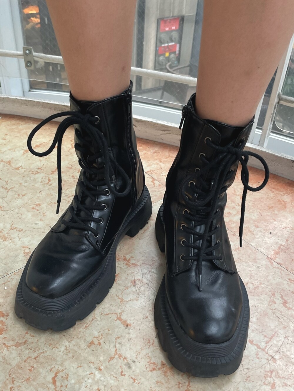 ブラック系のブーツ、ブラック系のその他パンツ、ブラック系のショルダーバッグを着用したレディースの冬コーディネートの9枚目の写真