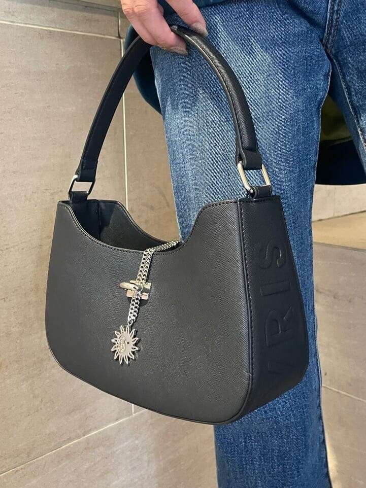 ブルー系のMA-1、ブラック系のブーツ、ブルー系のデニムパンツを着用したレディースの秋コーディネートの6枚目の写真