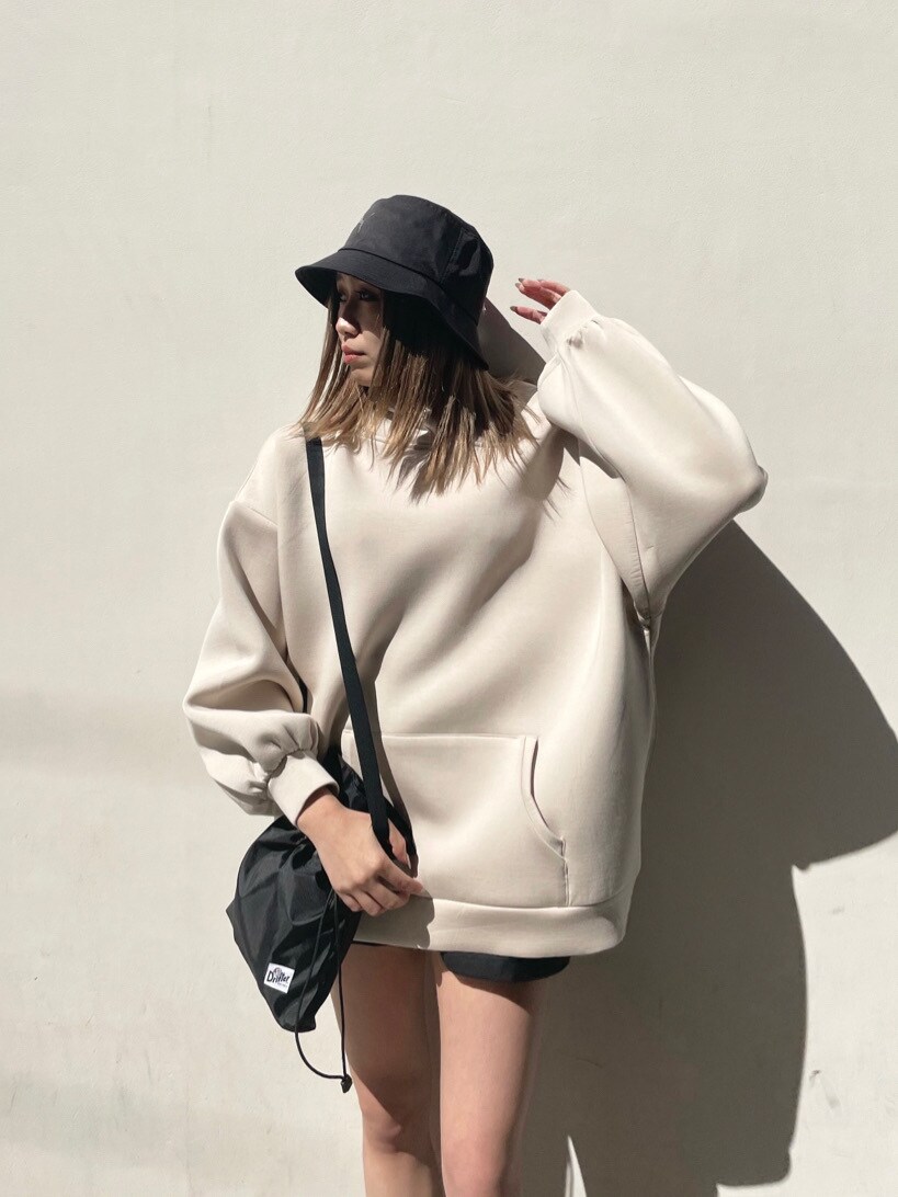 ブラック系のスカート、ブラック系のポーチを着用したレディースの春コーディネートの5枚目の写真