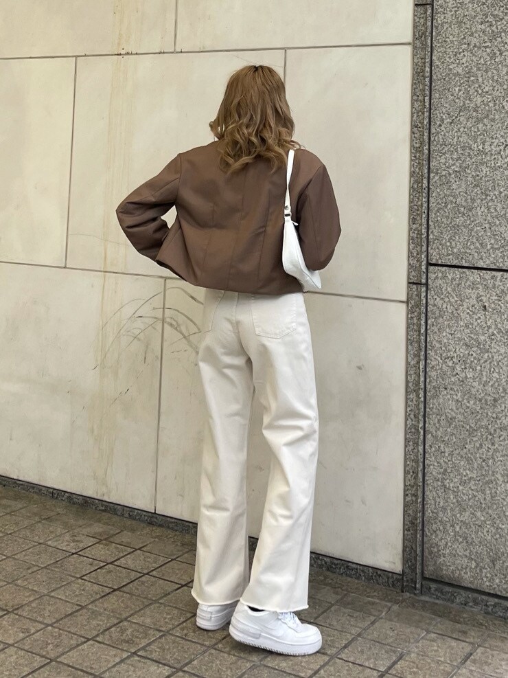 ホワイト系のデニムパンツ、ホワイト系のTシャツ/カットソー、ブラック系のベルトを着用したレディースの春コーディネートの6枚目の写真