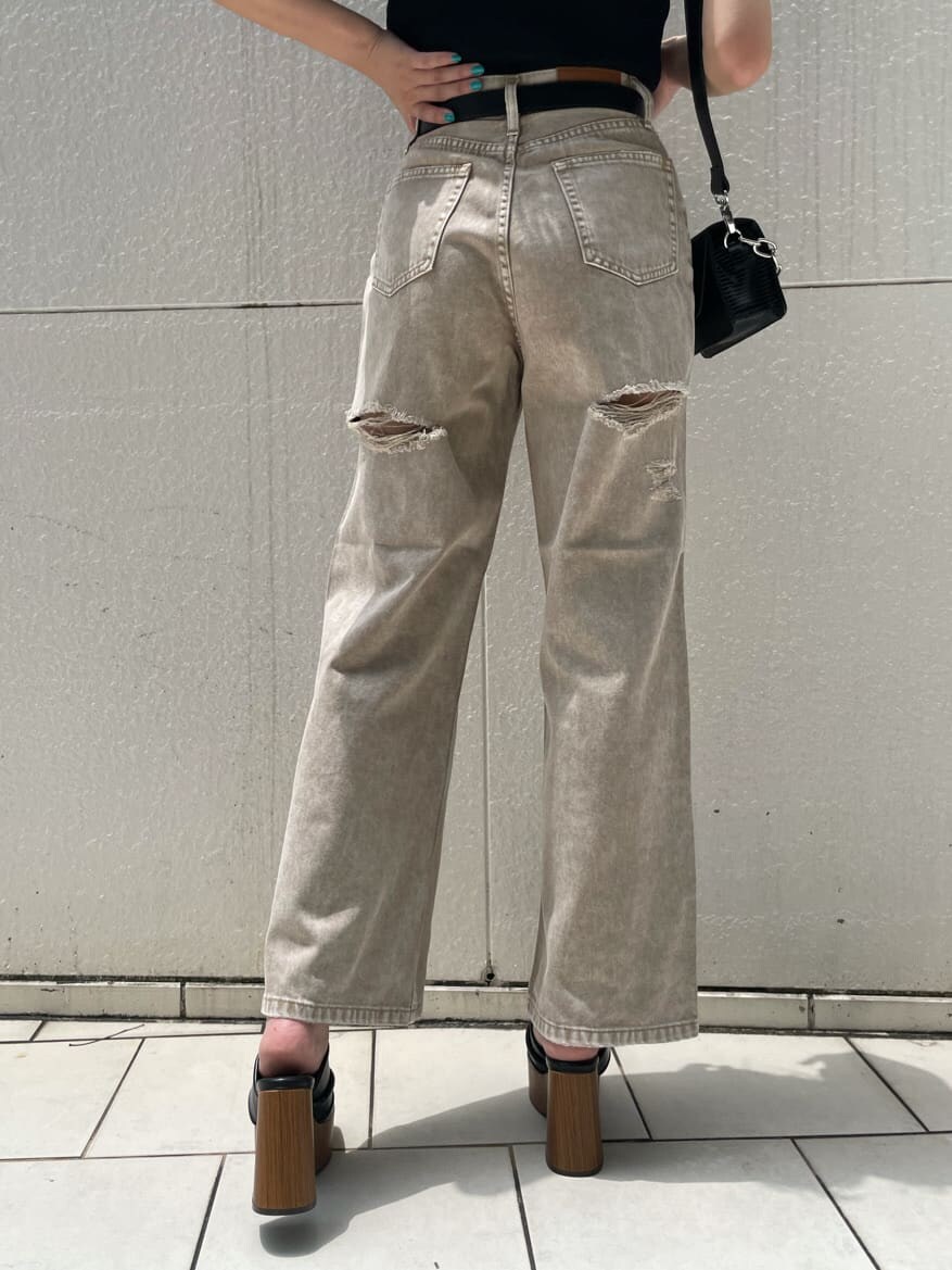 ブラック系のサンダル、ベージュ系のデニムパンツ、ブラック系のニット/セーターを着用したレディースの夏コーディネートの6枚目の写真