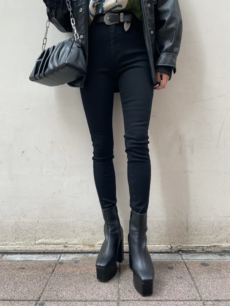 ブラック系のテーラードジャケット、ブラック系のショルダーバッグ、ブラック系のブーツを着用したレディースの冬コーディネートの9枚目の写真