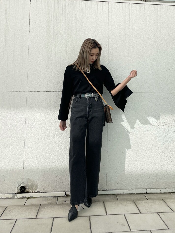 ブラック系のデニムパンツ、ブラック系のパンプス、ブラック系のTシャツ/カットソーを着用したレディースの春コーディネートの4枚目の写真