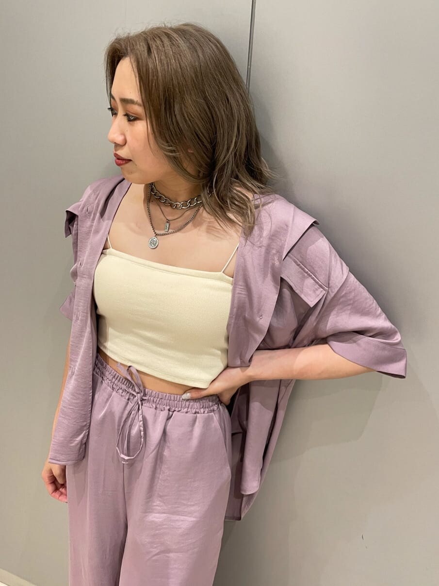 パープル系のシャツ/ブラウス、ブラック系のサンダル、パープル系のその他パンツを着用したレディースの夏コーディネートの2枚目の写真