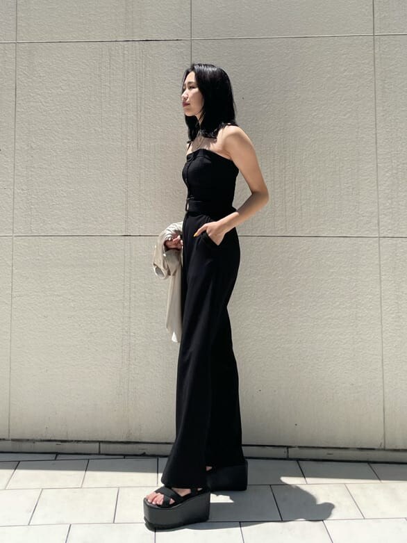 ブラック系のサンダル、ブラック系のつなぎ/オールインワン、ベージュ系のシャツ/ブラウスを着用したレディースの夏コーディネートの7枚目の写真