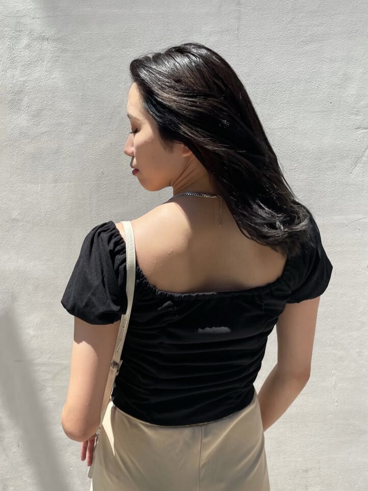 ホワイト系のサンダル、シルバー系のネックレス、ベージュ系のレギンス/スパッツを着用したレディースの夏コーディネートの4枚目の写真