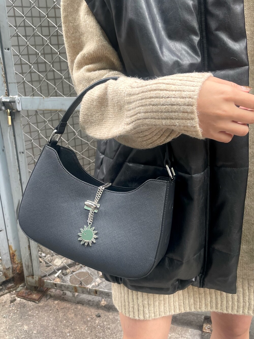 ベージュ系のワンピース、ブラック系のブーツ、ブラック系のハンドバッグを着用したレディースの秋コーディネートの9枚目の写真