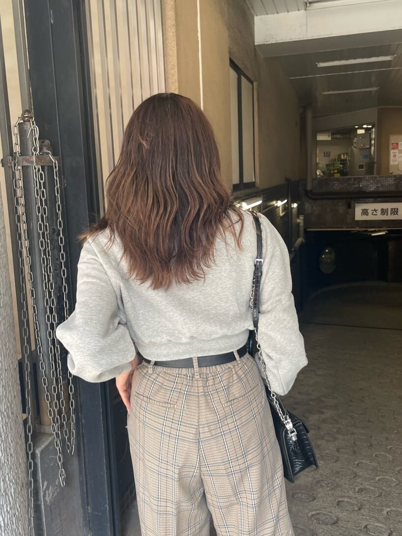 ブラック系のブーツ、その他のその他パンツ、ブラック系のハンドバッグを着用したレディースの秋コーディネートの4枚目の写真