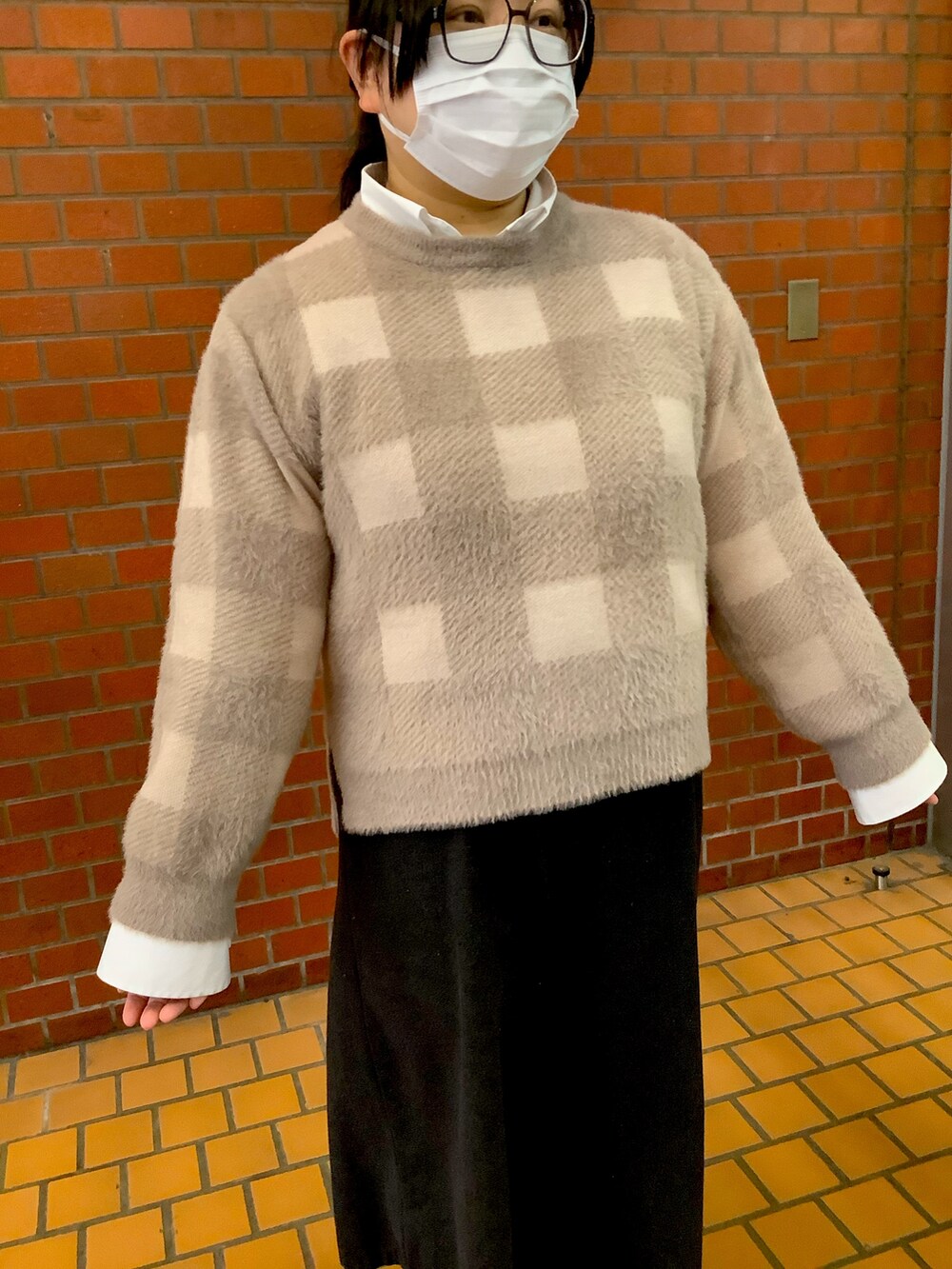 ブラウン系のニット/セーターを着用したレディースの冬コーディネートの3枚目の写真