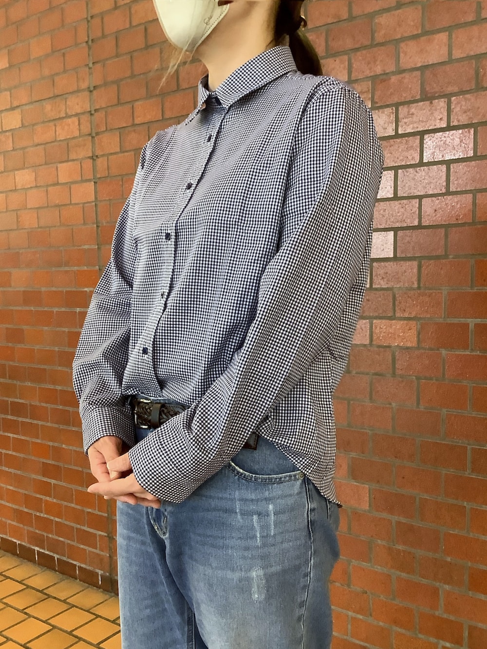 ブルー系のシャツ/ブラウスを着用したレディースの春コーディネートの3枚目の写真