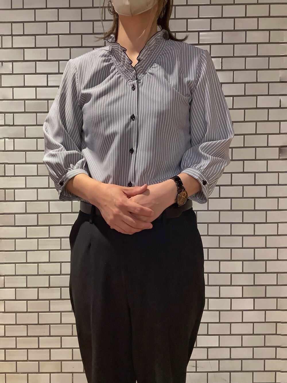 グレー系のシャツ/ブラウスを着用したレディースの夏コーディネートの2枚目の写真