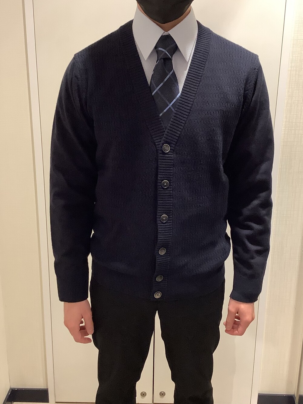 「BRICK HOUSE by TOKYO SHIRT、春先コーデ、カーディガンコーデ、シャツコーデ、ビジネスコーデ、オフィススタイル、機能性素材、ブルー系、羽織り、シャツ好き集まれ」｜「TOKYO SHIRTSのベーシック ニットカーデイガン（カーディガン/ボレロ、ブルー系）」を使った、BRICK HOUSE by Tokyo Shirts 新宿サブナード店さん（メンズ・164cm）の冬コーディネートの2枚目の写真