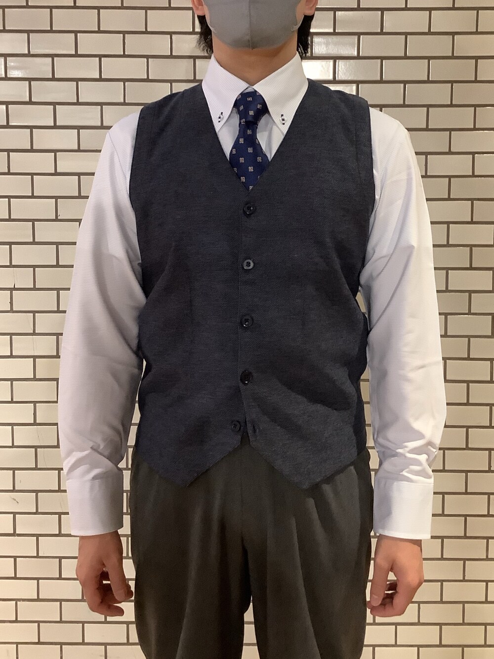 ブルー系のビジネスシャツ、ブルー系のネクタイ、ブルー系のベストを着用したメンズの秋コーディネートの2枚目の写真