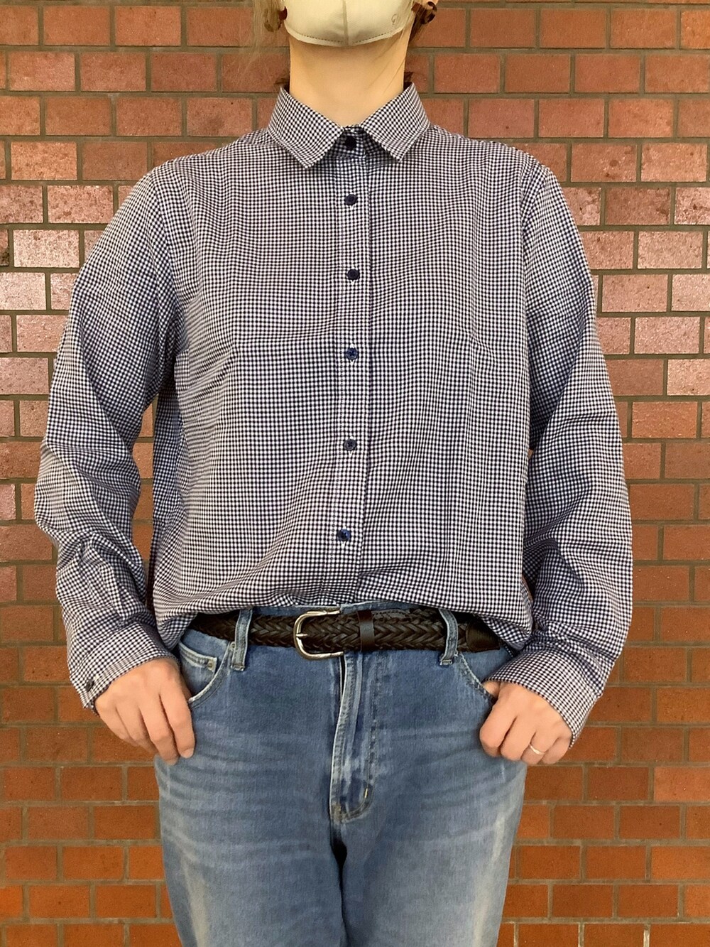 ブルー系のシャツ/ブラウスを着用したレディースの春コーディネートの2枚目の写真