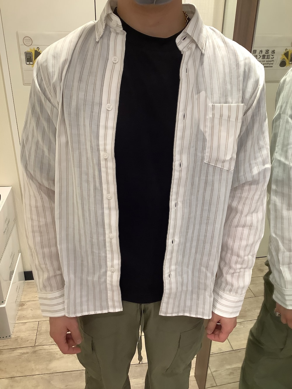 ベージュ系のシャツ/ブラウスを着用したメンズの春コーディネートの2枚目の写真