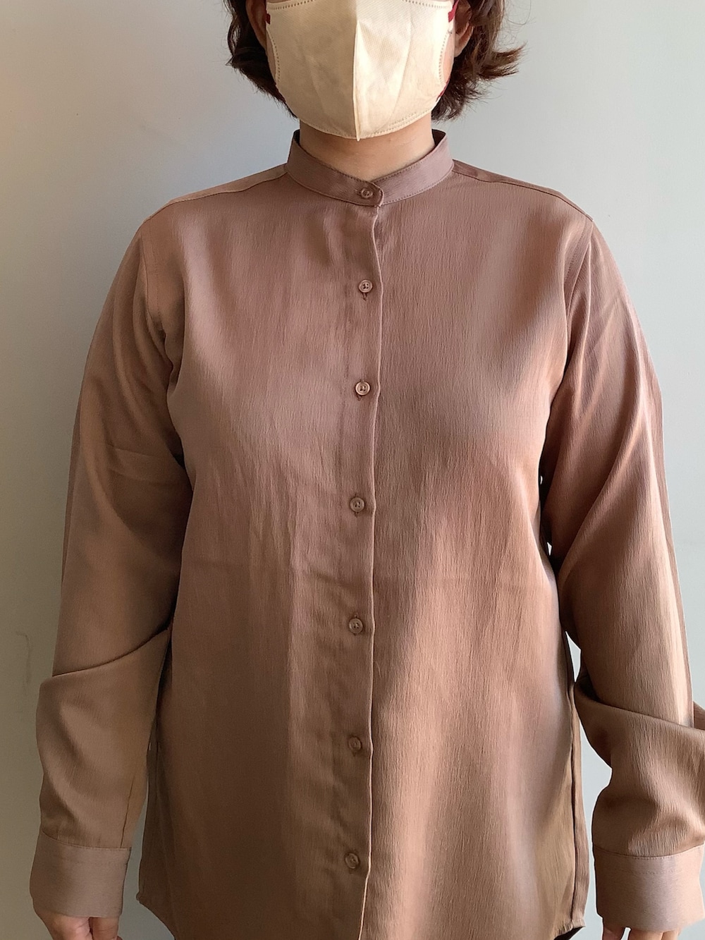 ブラウン系のシャツ/ブラウスを着用したレディースの秋コーディネートの2枚目の写真