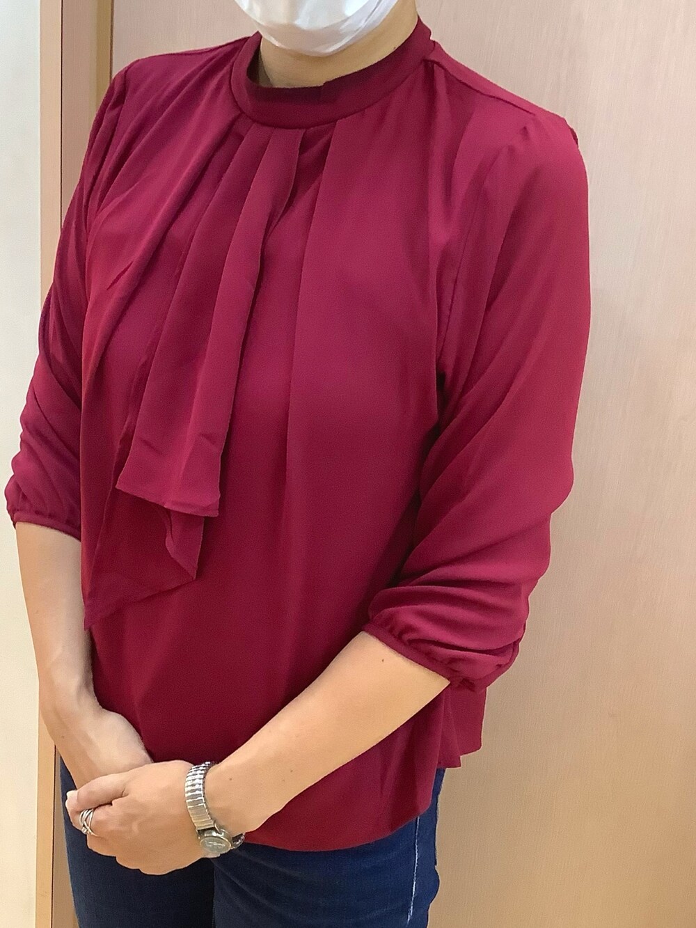 レッド系のシャツ/ブラウスを着用したレディースの夏コーディネートの2枚目の写真