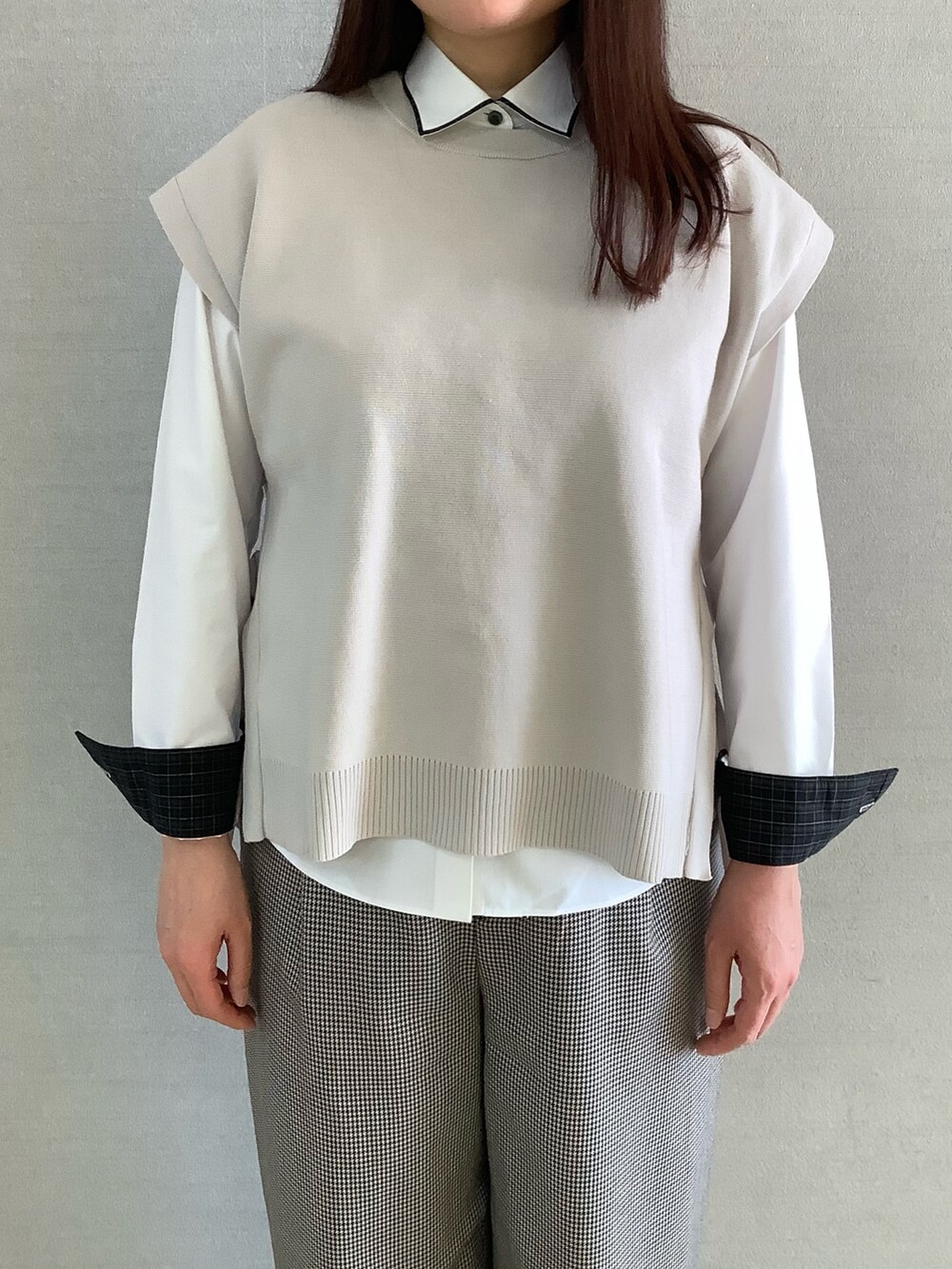 ホワイト系のビジネスシャツを着用したレディースの冬コーディネートの2枚目の写真