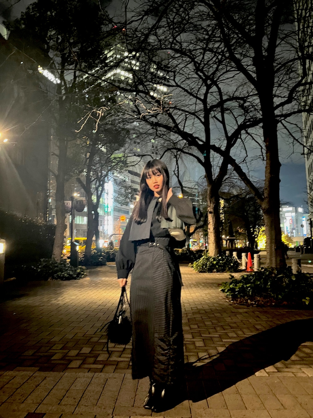 その他のシャツ/ブラウス、ブラック系のスカート、ブラック系のショルダーバッグを着用したレディースの冬コーディネートの2枚目の写真