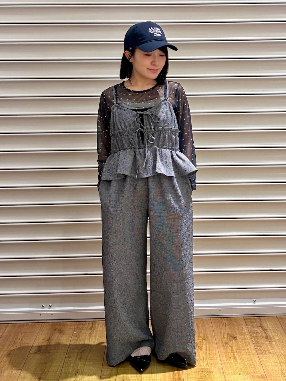 ブルー系のTシャツ/カットソー、ブラック系のキャミソール、ブルー系のサロペット/オーバーオールを着用したレディースの春コーディネートの5枚目の写真