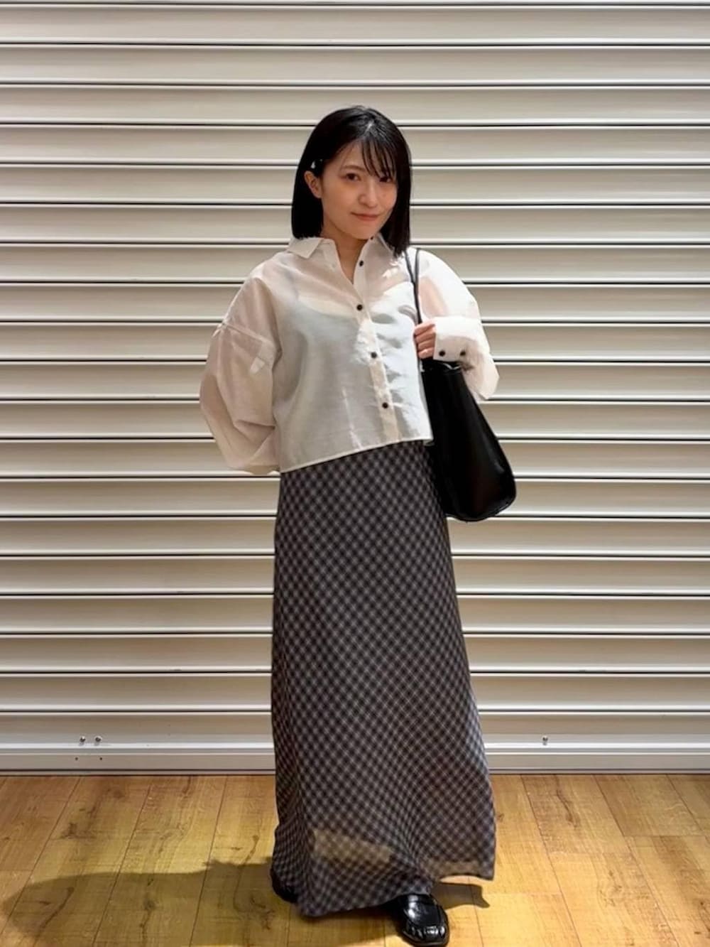 ホワイト系のシャツ/ブラウス、ブラック系のローファー、ブラック系のキャミソールを着用したレディースの春コーディネートの3枚目の写真